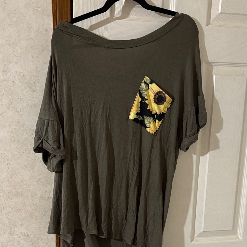 Casual Olive Green Women's Tee with Sunflower Detail size 3X. Like new!